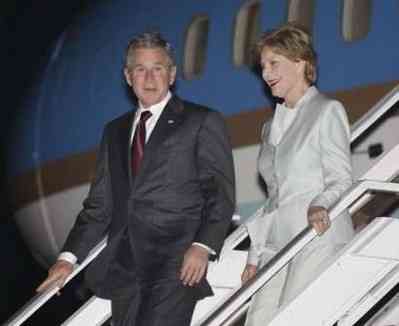George W. Bush e Laura scendono dall'Air Force One