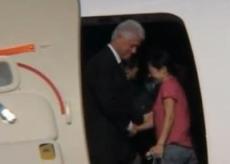 Clinton accoglie le giornaliste sull'aereo