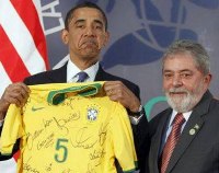 Obama con la maglia del Brasile donata da Lula