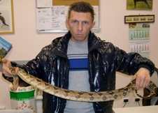 Saverio Mazzarella con uno dei serpenti sequestrati