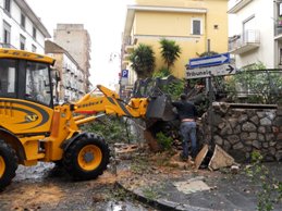 L'albero caduto all'angolo tra via Diaz e via Corcioni (foto di Antimo Menditto)