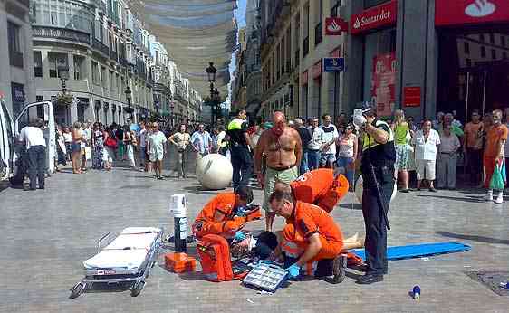 I coniugi Quarta vengono soccorsi dopo l'incidente (foto El Mundo.es)