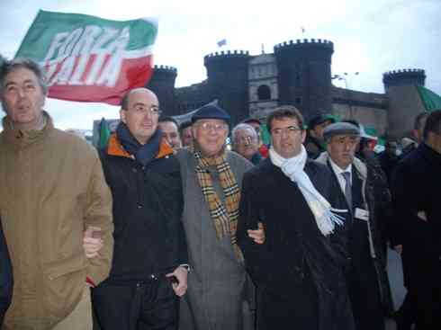 Al centro Ciaramella, alla sua sinistra il coordinatore regionale di Fi Nicola Cosentino