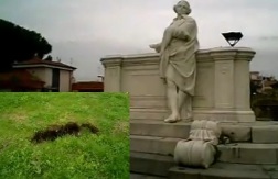 il monumento a Cimarosa e il terreno che sprofonda nell'aiula