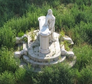 la statua di Cimarosa in mezzo alle erbacce