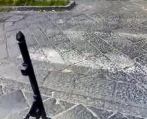 un esempio di strisce pedonali usurate in piazza Savignano