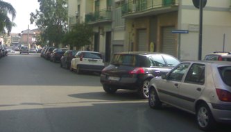 Via Corcioni, auto in sosta agli incroci