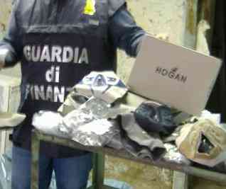 Guardia di Finanza sequestra scarpe Hoga contraffatte