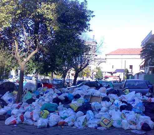 un esempio dei rifiuti in strada ad Aversa
