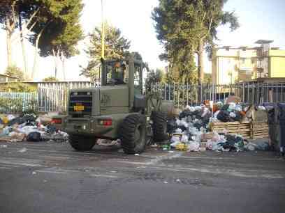 Esercito in azione per la raccolta rifiuti
