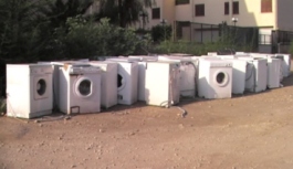 Le lavatrici abbandonate in via Atellana