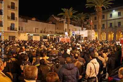 la protesta in Piazza Municipio (maiorfoto.com)