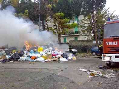 rifiuti bruciati in Piazza Ruberti