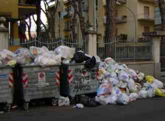 rifiuti in strada ad Aversa