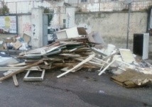I rifiuti abbandonati in piazza Don Diana