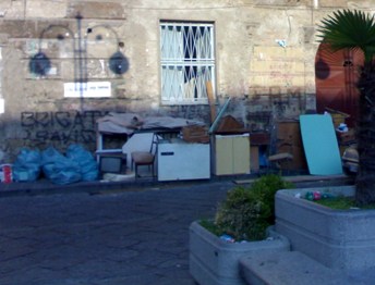 Rifiuti ingombranti in piazza Savignano