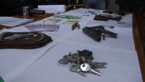 Le armi e il materiale sequestrato dalla Polizia
