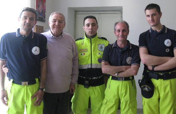 da sin. Ciro Nugnes con il sindaco Ciaramella e altri volontari della Pc