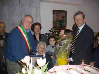 Nonna Francesca festeggia con il sindaco Ciaramella 
