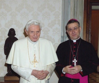 Nella foto monsignor Visco col Papa emerito Benedetto XVI