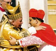 Crescenzio Sepe abbraccia Papa Giovanni Paolo II