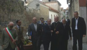 il vescovo Spinillo accolto dalle autorità