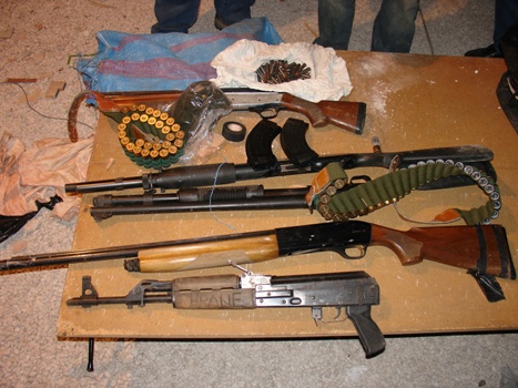 Le armi rinvenute a casa di Francesco Russo il 22 aprile 2008