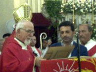 Sebastiano Ferraro consegna pergamena a Padre Pietro