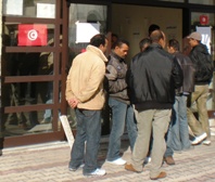 Alcuni elettori tunisini fuori al seggio