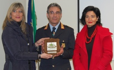 Daniela Mingione e Anna Maria Gaudiano premiano il comandante Negro