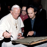 Giovanni Paolo II traccia il Signum Crucis