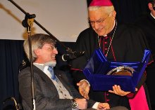 Il vescovo Farina premia il professor Melazzini