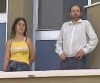 Bovienzo e la moglie sul cornicione (immagine da Tv Luna2)