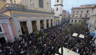 la folla all'esterno del Duomo di Caserta (foto dal sito ufficiale Eldo)