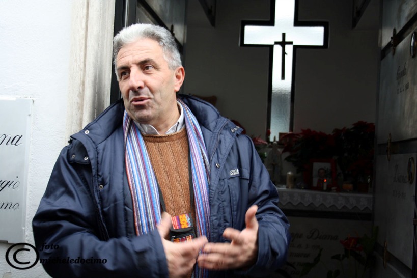 Don Armando rende omaggio alla tomba di Don Peppe Diana