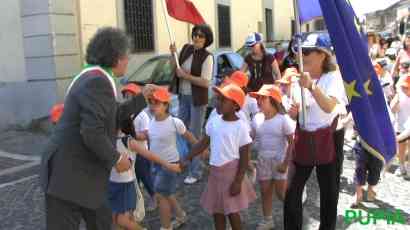 il sindaco invita i bambini a scandire gli slogan anticamorra