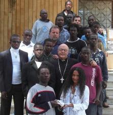 Agnese Ginocchio con gli immigrati e il Vescovo Schettino