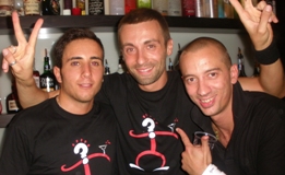 Matteo Toraldo (al centro) con il suo staff