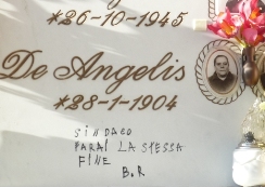 scritta sulla tomba di Gennaro De Angelis (padre del sindaco Vincenzo)