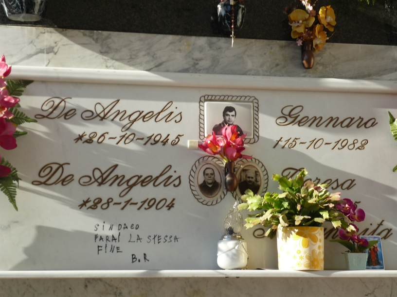 scritta sulla tomba di Gennaro De Angelis (padre del sindaco Vincenzo)