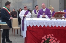 il sindaco De Angelis e il vescovo Spinillo durante la celebrazione della messa