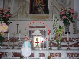 l'altare dove è stata rimossa l'effige della colomba