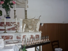 la navata destra dove è stata rimossa la statua di un angelo