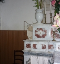 la navata sinistra dove è stata rimossa la statua di un angelo