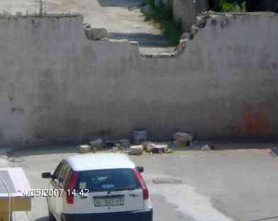 i lavori di demolizione del muro (24 maggio 2007)