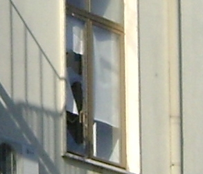 Particolare del vetro rotto del municipio in piazza Aldo Moro
