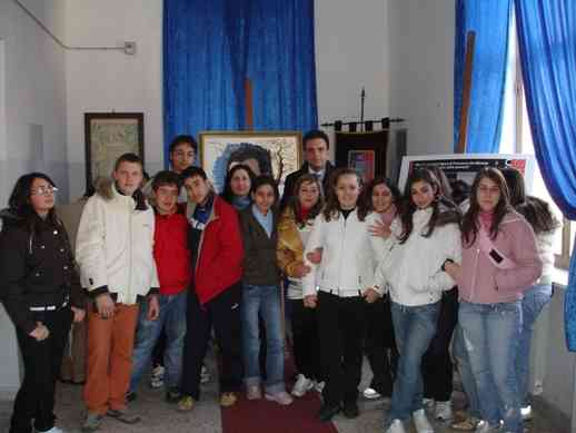 Il sindaco de Angelis con gli studenti della scuoal media