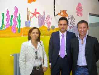 la dirigente scolastica Adriana Mincione, il sindaco Vincenzo De Angelis e l'assessore Steafno Verde