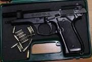 Una delle pistole trovate dai Carabinieri
