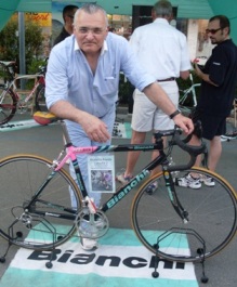 Raffaele Fiorillo con la bici di Pantani
